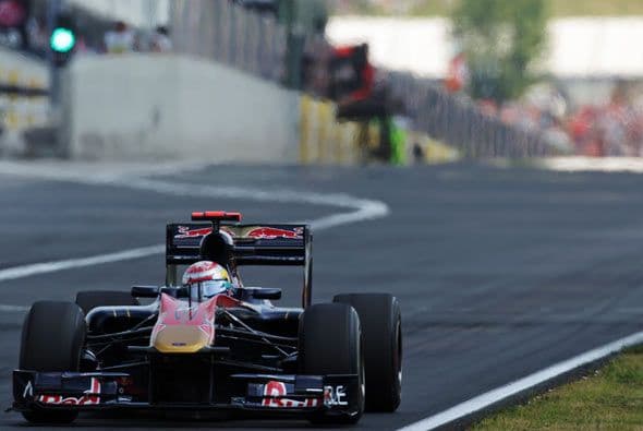 Webber se benefició de una sanción a Vettel y nunca volvió a soltar la punta.