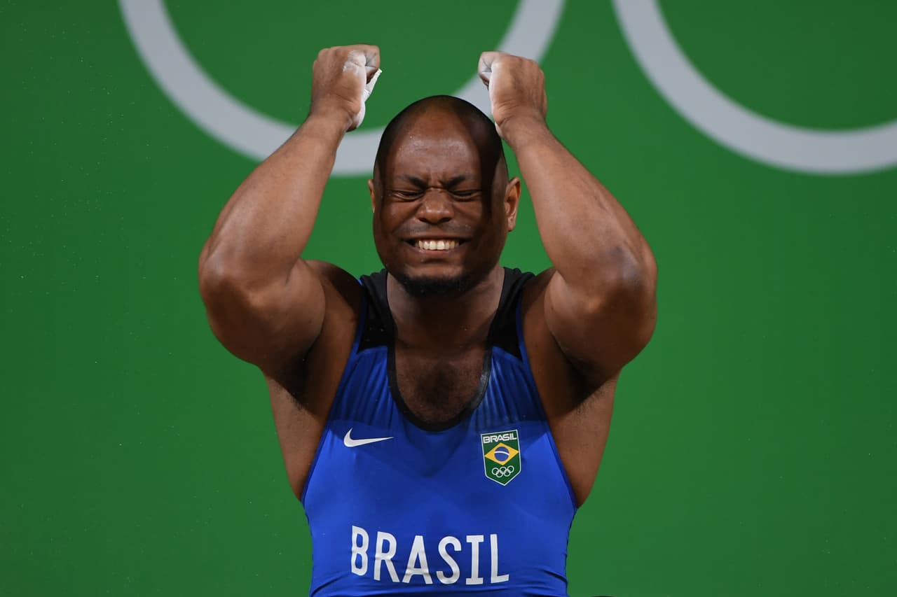 Welisson Rosa Da Silva (Brasil) al momento de terminar su ejercicio de levantamiento de pesas en la categoría de los 85 kilogramos.