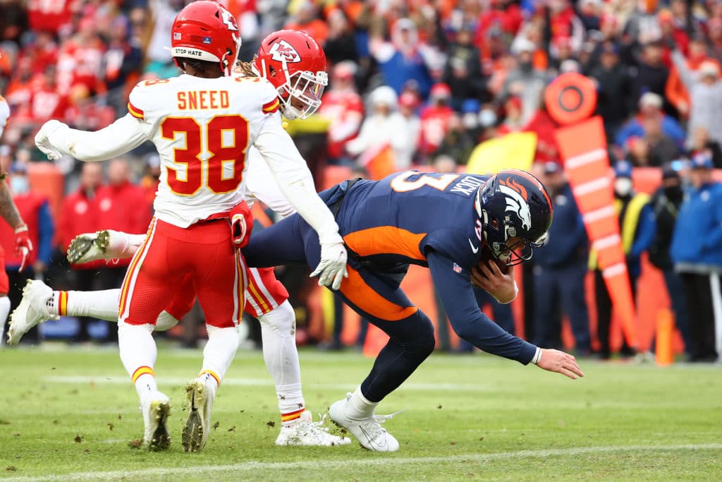 Los Chiefs vienen de atrás para vencer 28-24 a los Denver Broncos y aseguran su liderato de la Conferencia Nacional.