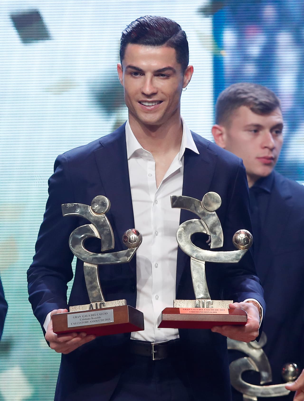 En 2019 recibe trofeos como mejor jugador de la Serie A en Italia.