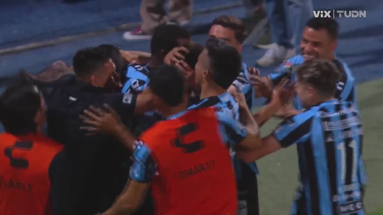 ¡Directo al ángulo! Zurdazo de Ayón para el 0-2 de Querétaro