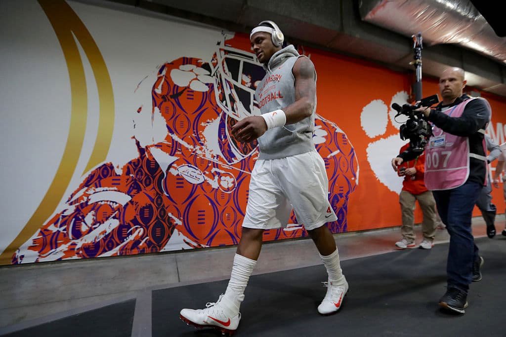 Esa misma mujer asegura que el deportista, cuyo nombre completo es Derrick Deshaun Watson, 
<b>llegó al punto de masturbarse frente a ella.</b>
<br>