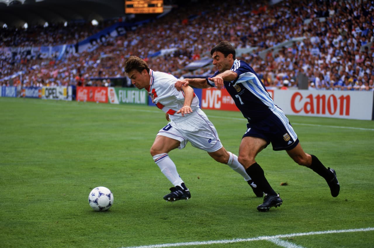 A pesar de ello, su clasificación estaba lista y enfrentaría al líder del grupo G, Rumania, que volvía a sorprender en un Mundial.