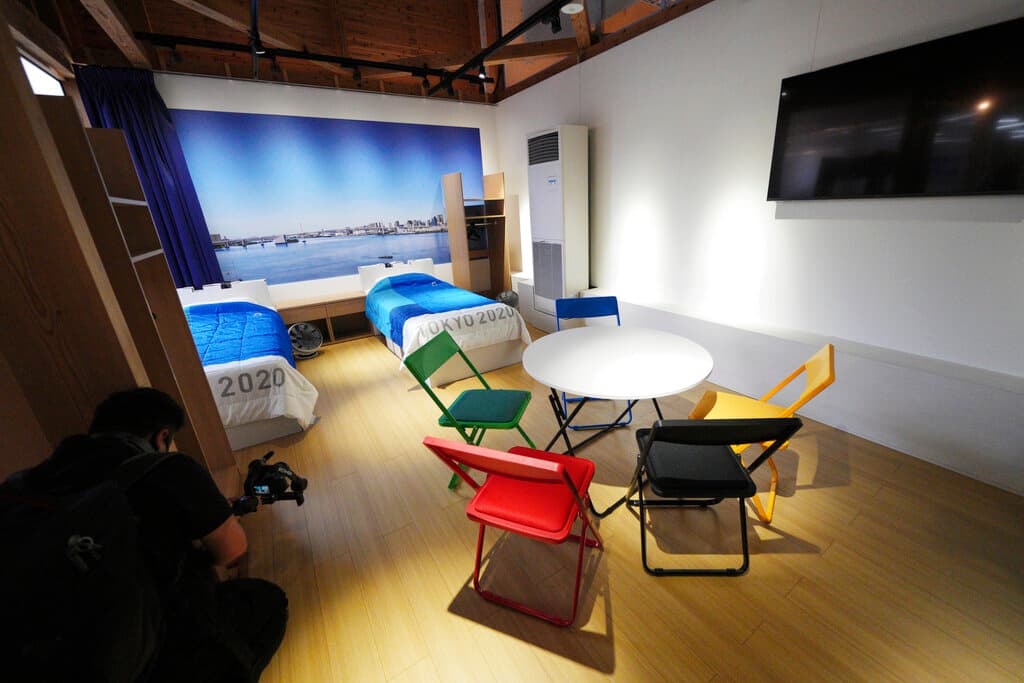 Sin embargo, en esta ocasión
<b>las camas no parecen ser el lugar donde deban ocurrir los encuentros entre atletas ni las celebraciones de los ganadores</b>. Takashi Kitajima, gerente general de la Villa Olímpica, dijo que son altamente resistentes, incluso más que la madera, pero que
<b>fueron diseñadas para una sola persona y no más de 400 libras.</b>