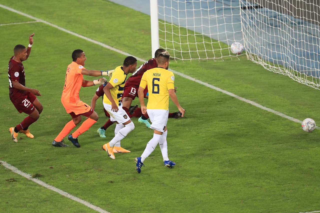 Aunque Fariñez había detenido el priemr disparo, el rebote le favoreció a la Tri.