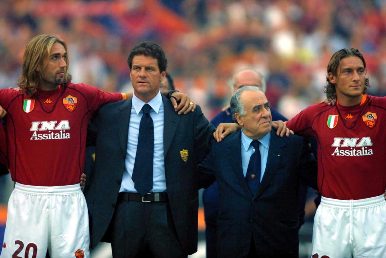 En el 2000, ficha por la Roma, donde haría una dupla histórica con Francesco Totti, a las órdenes de Fabio Capello.