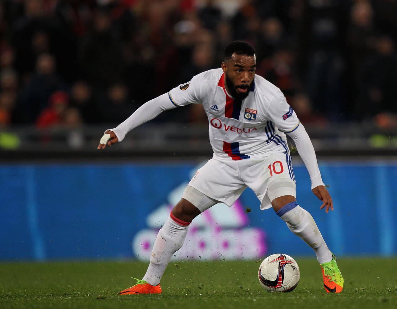 13. Alexandre Lacazette (Lyon) - El joven delantero francés comienza a ser foco de rumores, Arsenal y Liverpool lo querrían. Ha particpado en 26 anotaciones de su equipo en la Ligue 1 con 2 asistencias y 24 goles.