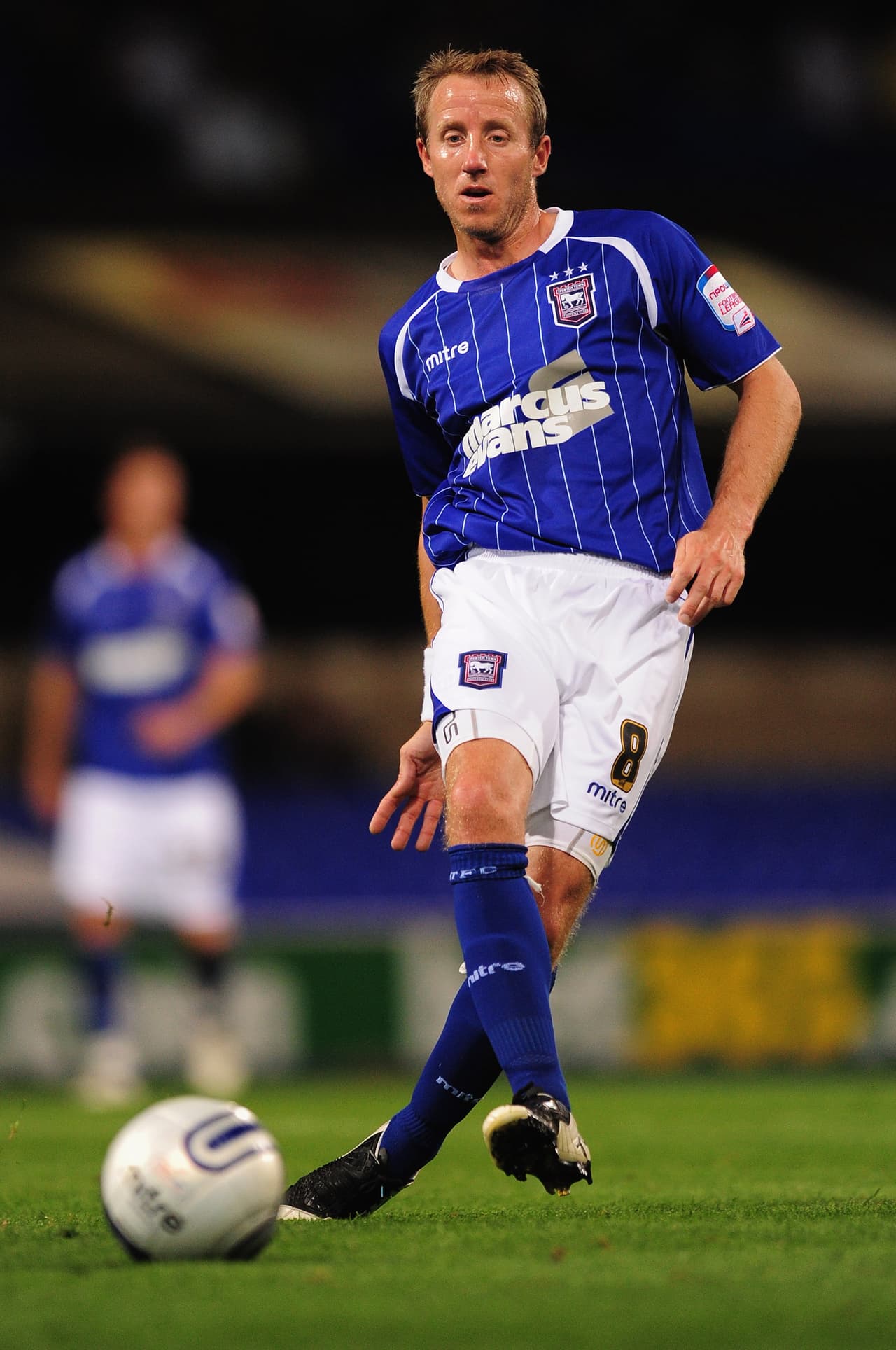 El inglés Lee Bowyer pasó por equipos como Birmingham, West Ham, Charlton Athletic, Leeds United, entre otros, colgó las botas y se dedicó a la pesca profesional. Sin embargo, pasados los años decidió volver al fútbol y ahora es asistente técnico del Charlton.