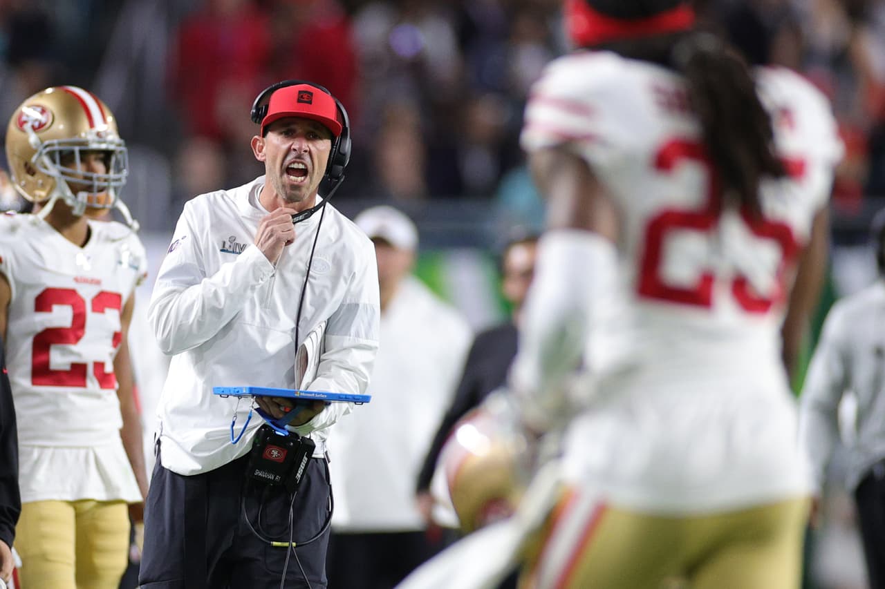 El head coach, Kyle Shanahan, de San Francisco 49ers llamando la atención a sus defensivos.