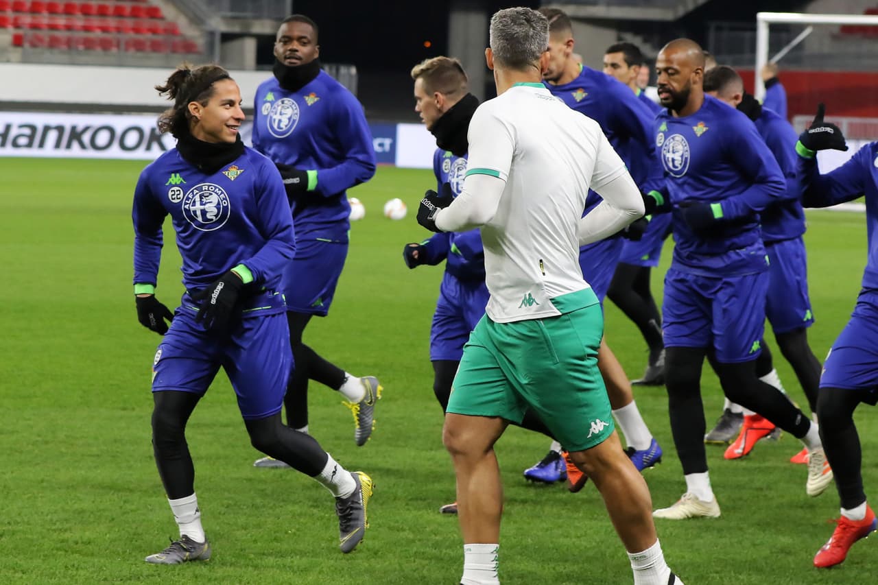 El entrenamiento del Betis en el Roazhon Park Stadium de Rennes (Francia) tuvo las miradas en el juvenil mexicano Diego Lainéz, a la espera de si el técnico Quique Setién lo pondrá a debutar en la Europa League, en la ida de los Dieciseisavos de final.