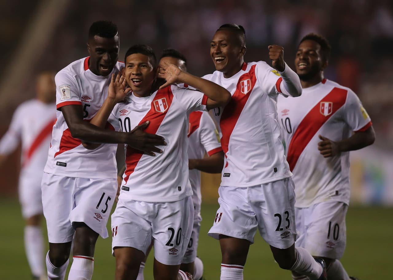Perú tiene una mezcla en su nómina y si bien recibe apoyo de su liga local, un 53.7 por ciento de sus convocados juegan en el exterior.