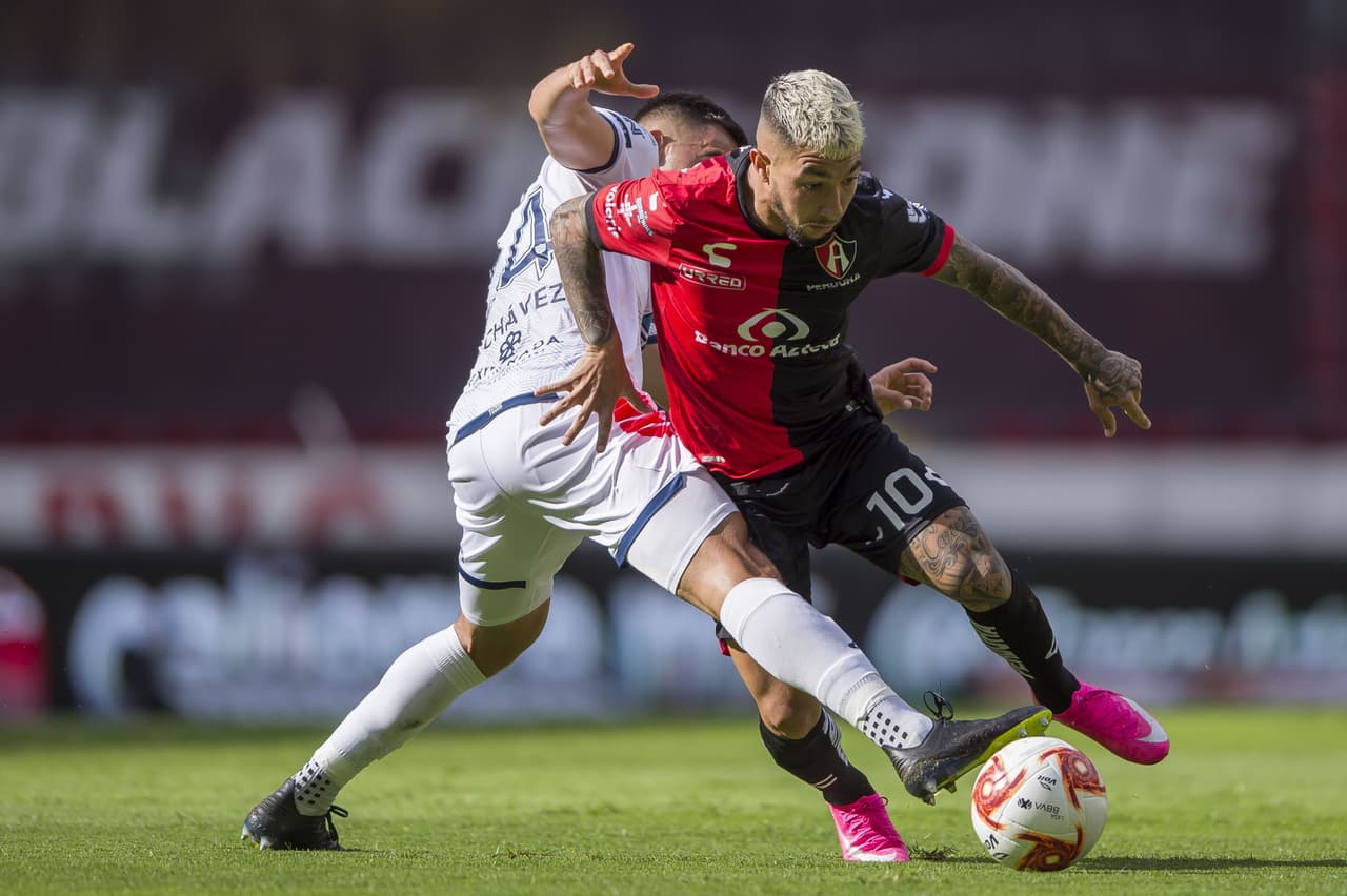 Luciano Acosta (60’) dejaba a los rojinegros con 10 en la cancha tras salir expulsado.