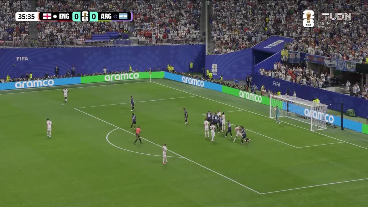 Atajada de Dibu para cortar el primer gol de Inglaterra