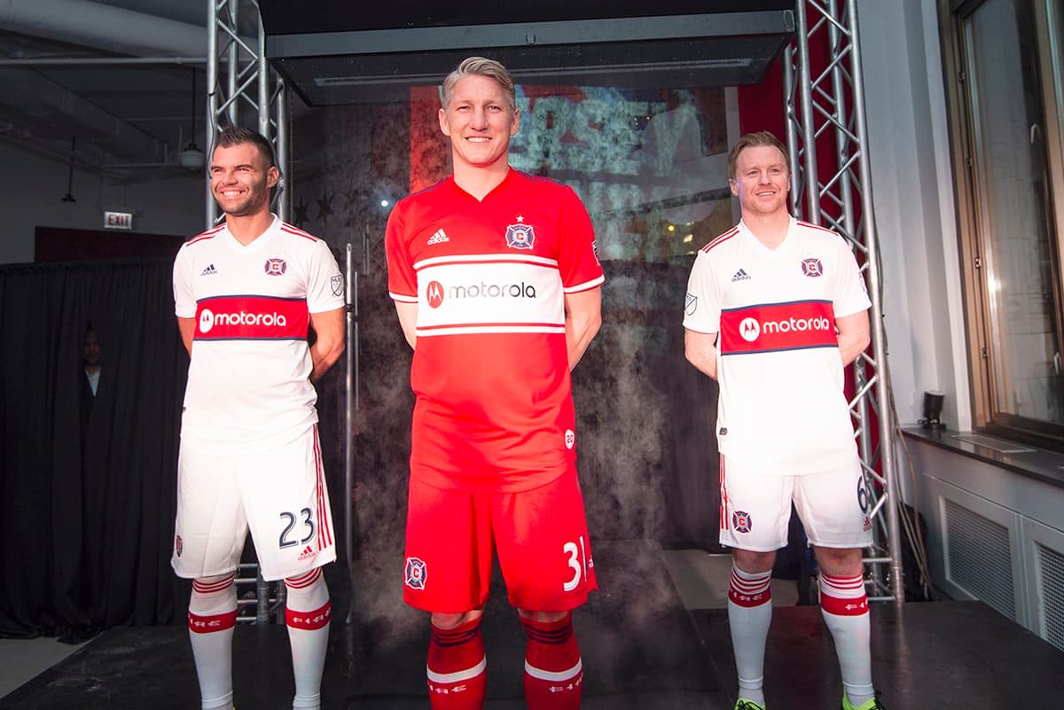 Bastian Schweinsteiger, Nemanja Nikolic y Dax McCarty -las principales figuras del plantel- modelaron los nuevos uniformes. (Chicago Fire SC)