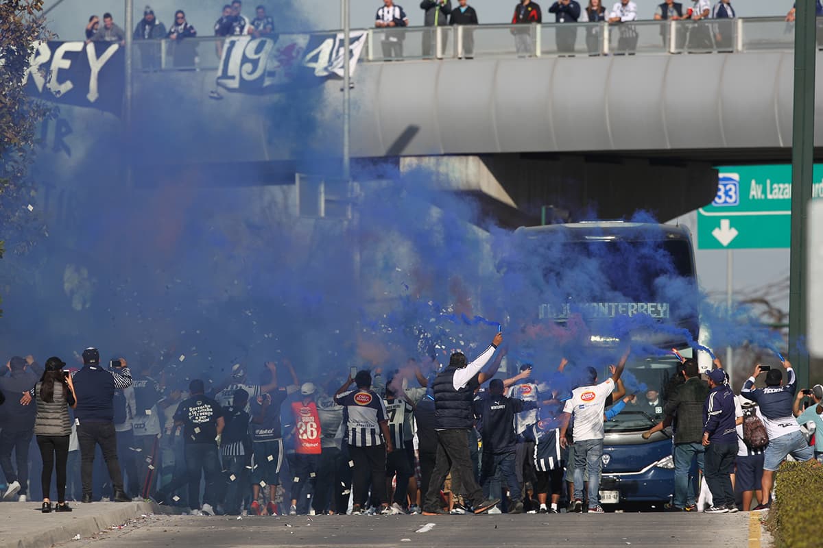 Los fanáticos de Rayados crearon una colorida fiesta en la llegada de los jugadores al Estadio Bancomer.