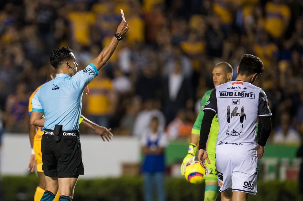 Alejandro Eugenio Guido recibió par de tarjetas amarillas en tan sólo 2 minutos y dejó a Tijuana con un hombre menos.
