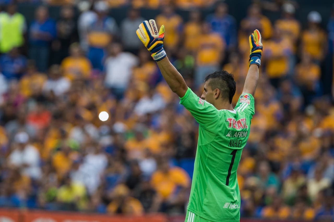 Nahuel Guzmán festejando el empate de su equipo.