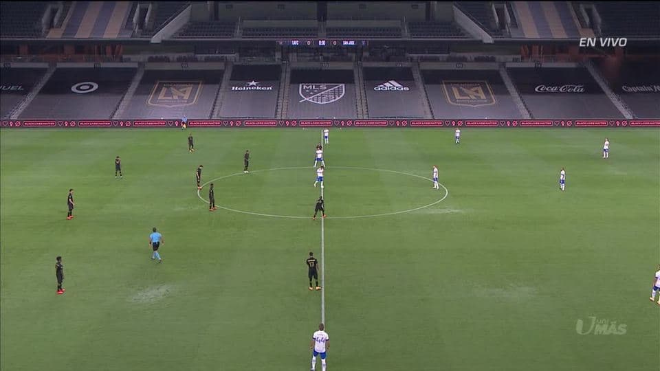 Arranca el partido y la pelota está en juego.