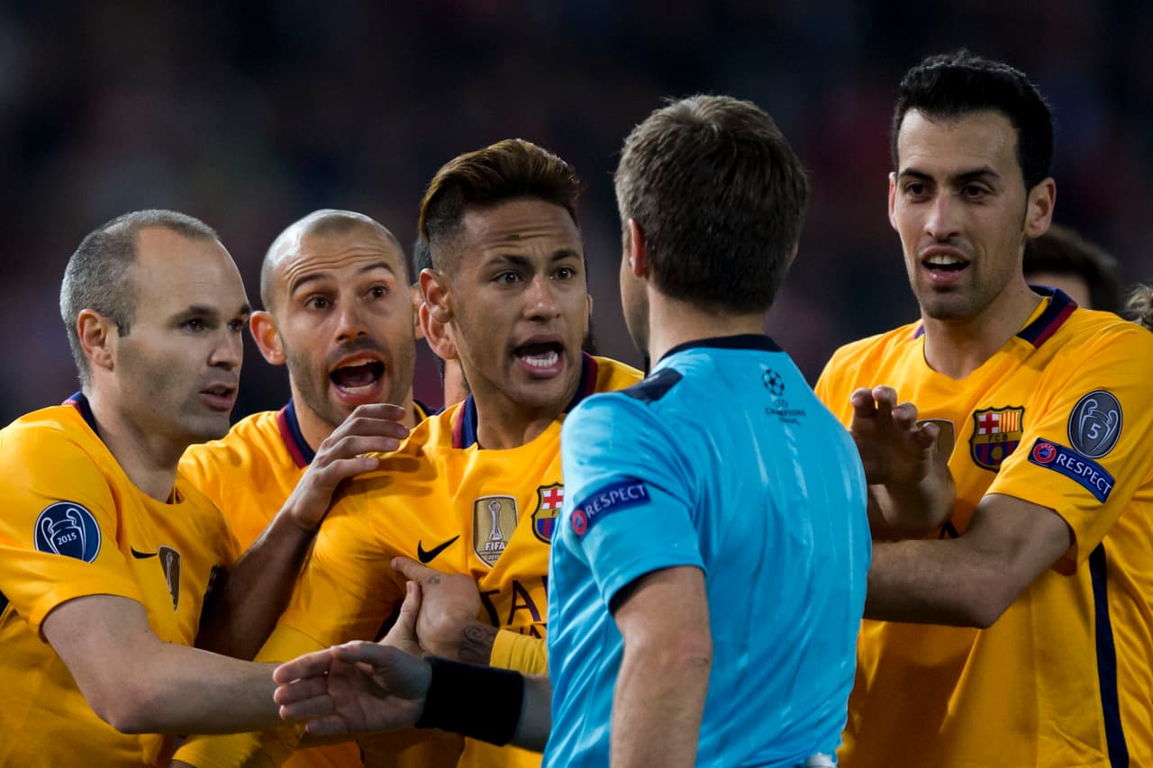 Los jugadores del Barcelona reclaman al árbitro.