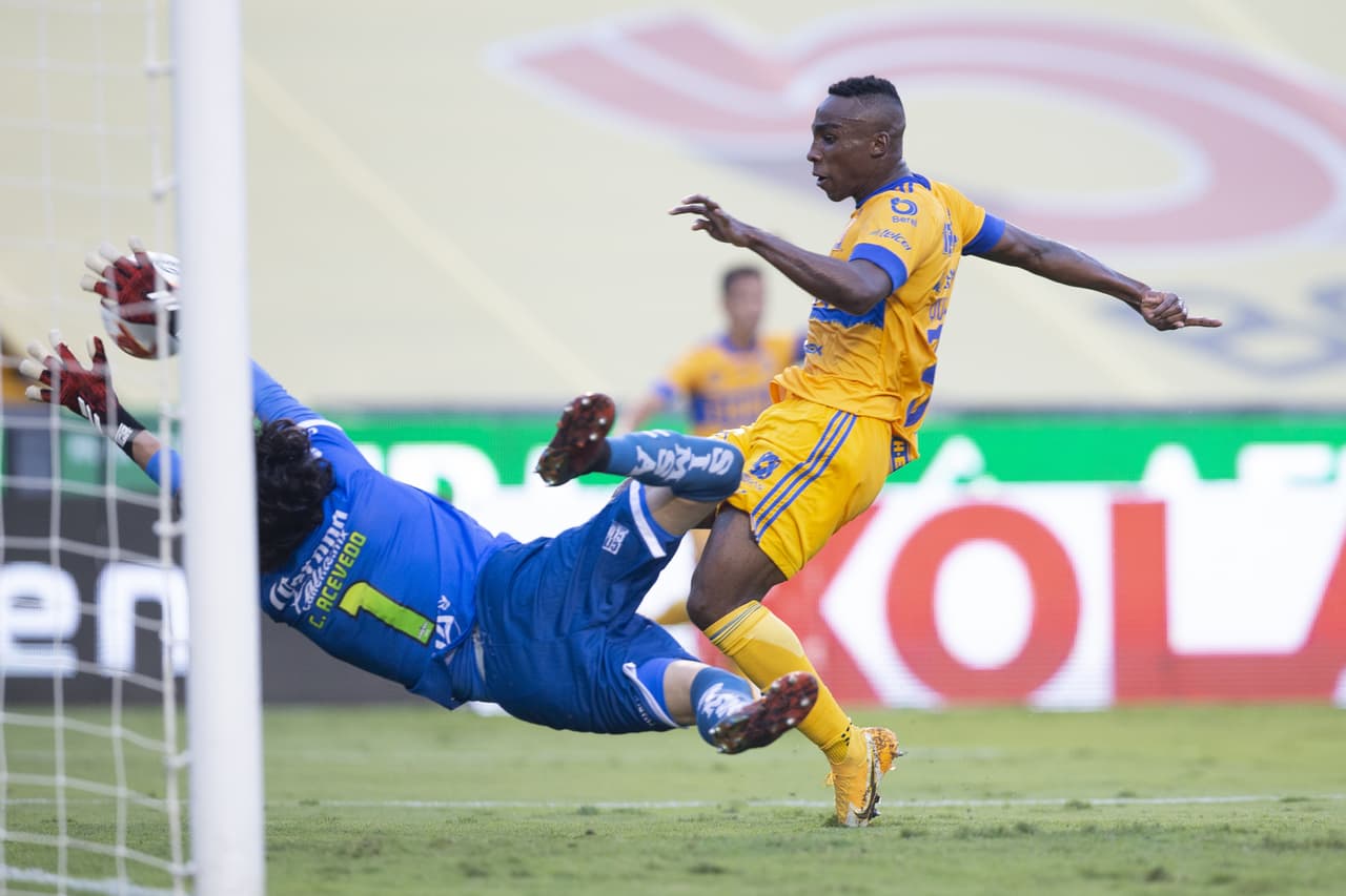 Después del error garrafal del arquero lagunero, tuvo un par de reacciones importantes para impedir otro gol.