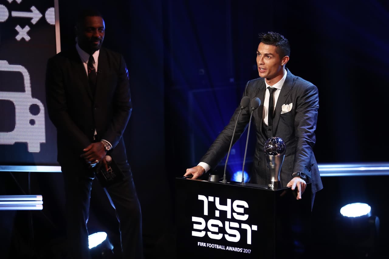 Las partes involucradas en la decisión incluyen capitanes de selecciones en el mundo, entrenadores, jugadores, periodistas y aficionados registrados en el portal de FIFA.com. La FIFA no interviene.