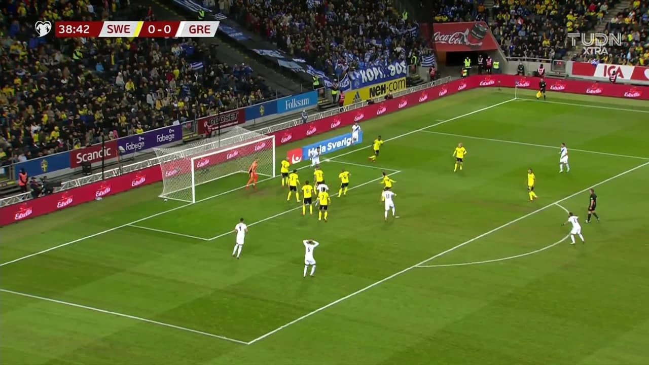 ¡TIRO ATAJADO! disparo por Anastasios Bakasetas.