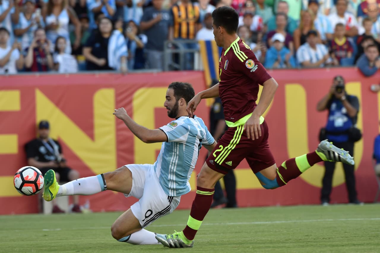 Gonzalo Higuaín, de Argentina, concreta con la derecha un pase de Lionel Messi para el 1- 0