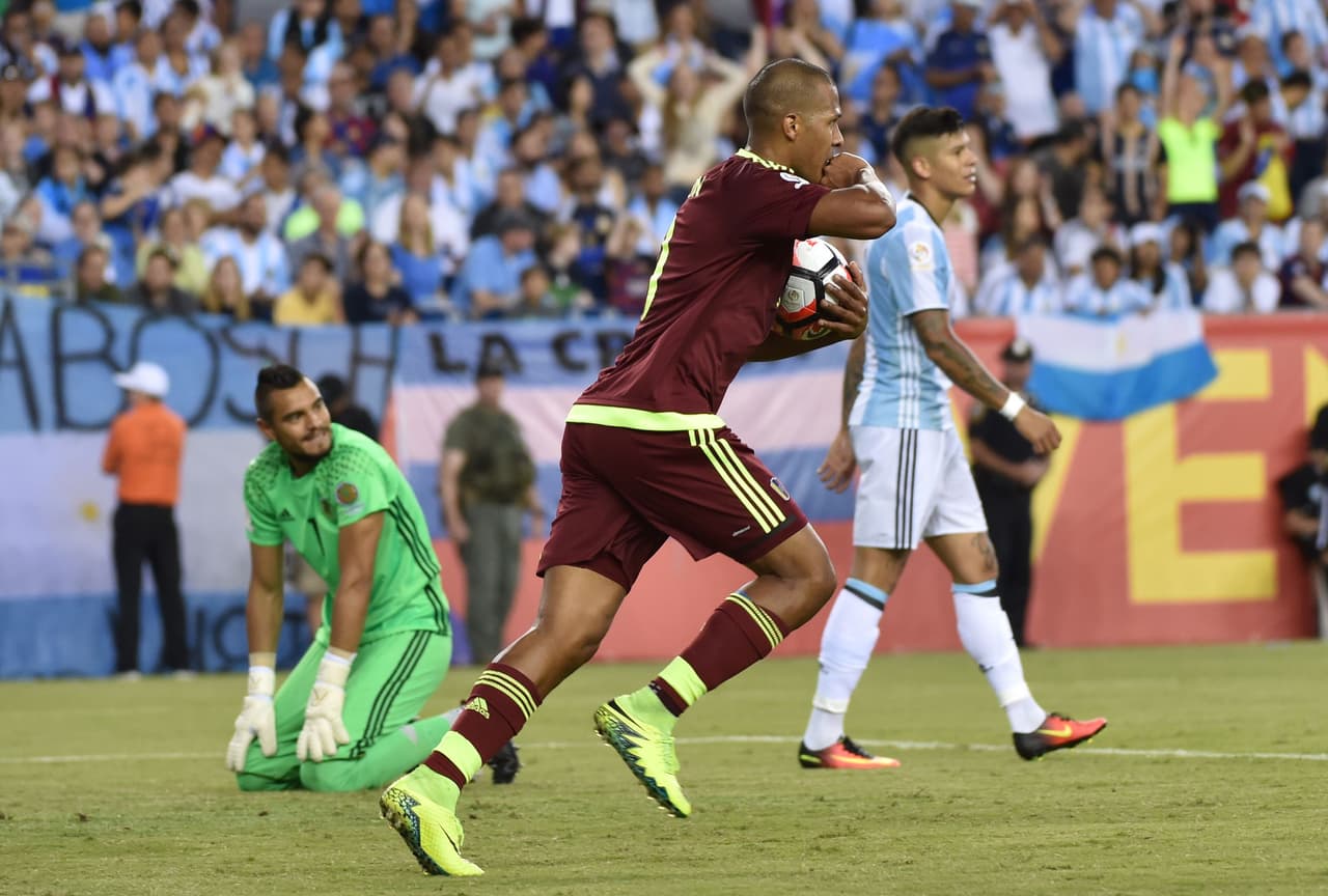 Salomón Rondón, de Venezuela, remata de cabeza desde el centro del área para el 3 a 1.