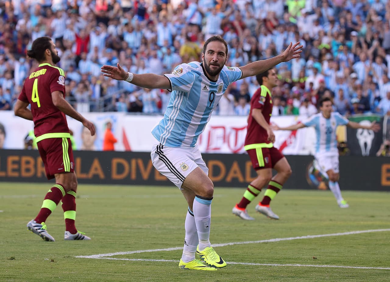 Un error de la defensa venezolana es aprovechado Gonzalo Higuaín para que con un zurdazo convierta el segundo de Argentina.