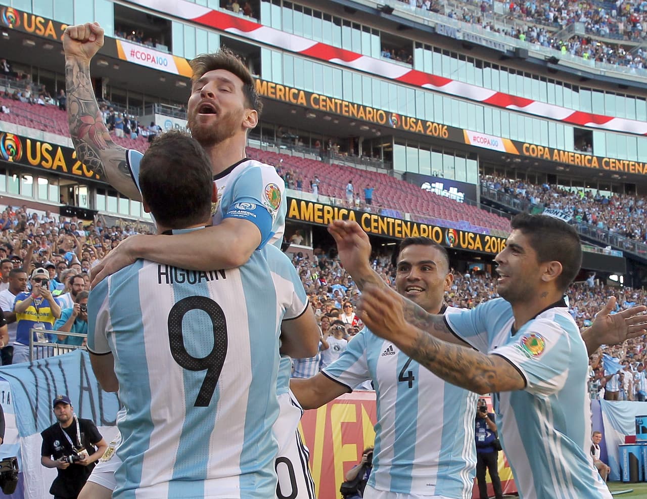 Messi celebra junto a Higuaín.