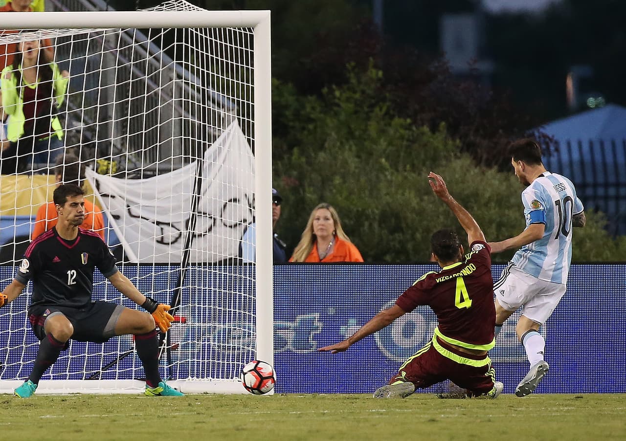 Lionel Messi mete un zurdazo desde el centro del área para el 3 a 0.