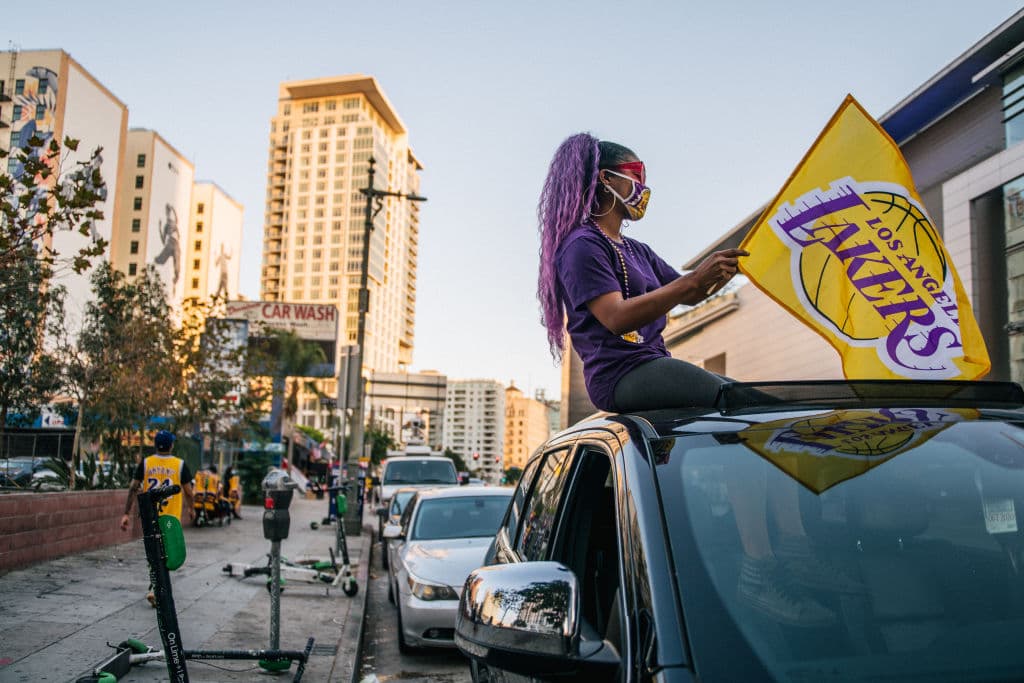 Sin importar las medidas sanitarias, fanáticos se reunieron para rendir tributo a su equipo tras 10 años de no ser campeón. Finalmente LeBron y compañía, consiguen un título más y se lo dedican a Kobe Bryant.