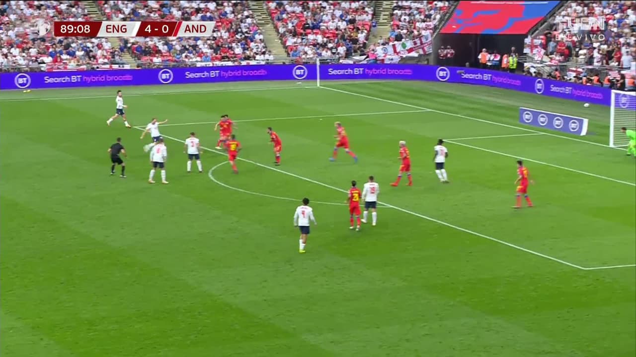 ¡TIRO ATAJADO! disparo por Harry Kane.