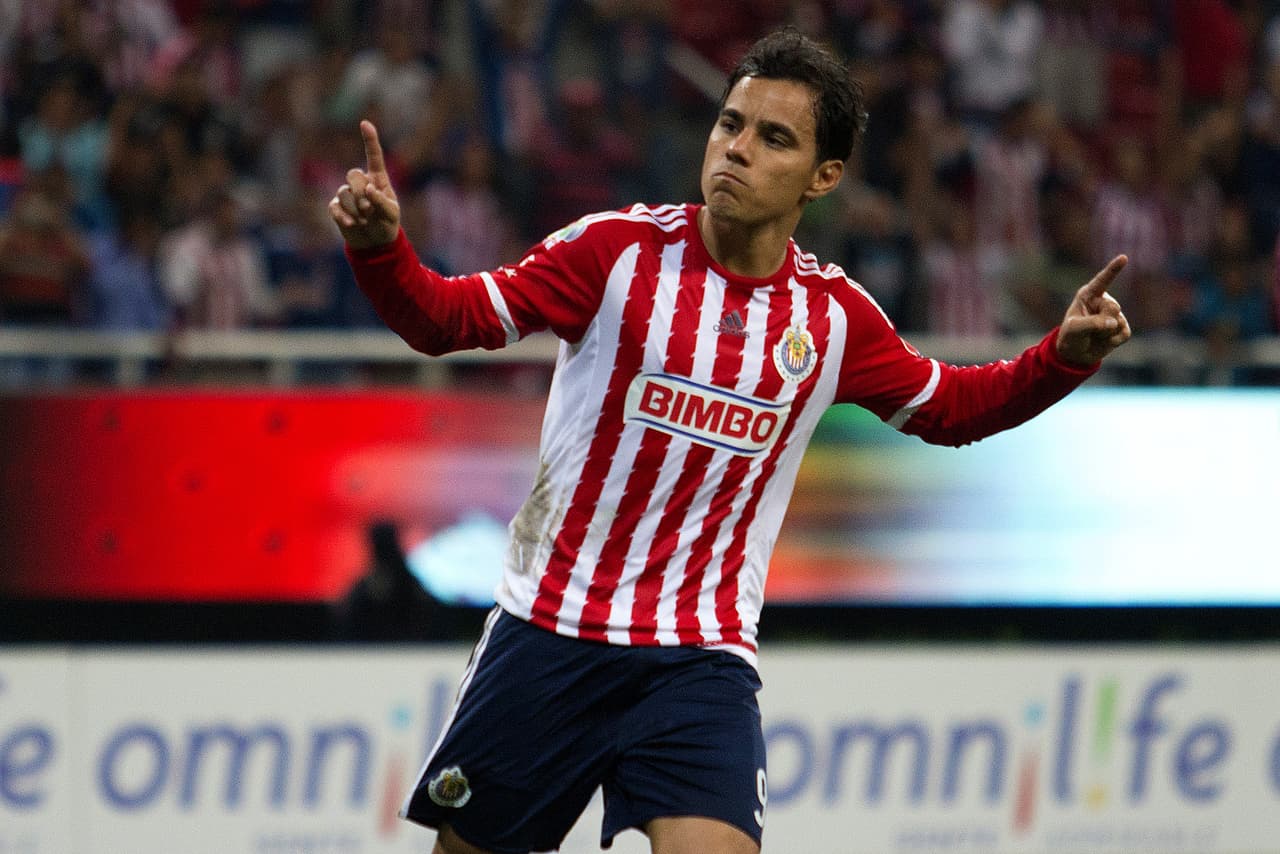 Con Chivas fue campeón de la Liga en 2006 y fue condecorado en el torneo con tres Balones de Oro, lo que habla de su gran trayectoria.