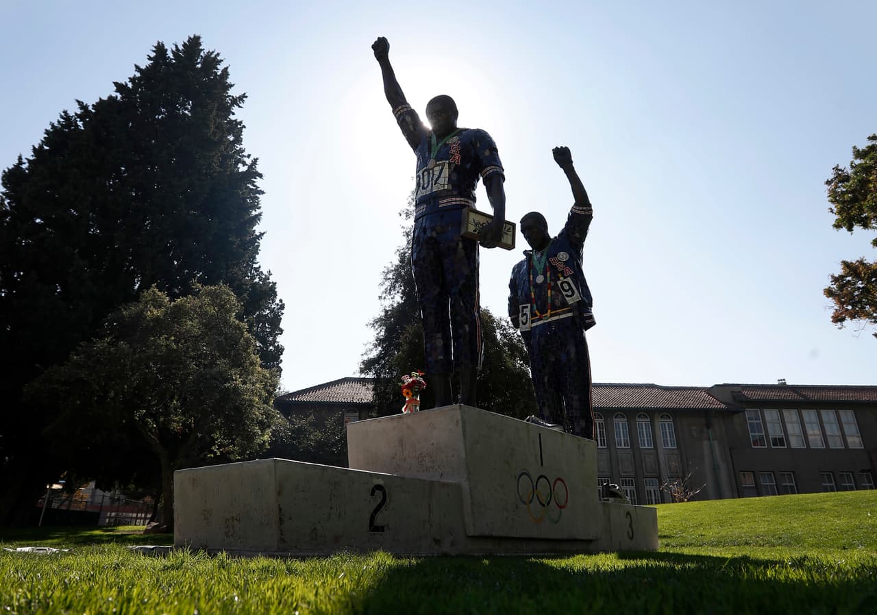 De acuerdo a la regla 50 de la Carta Olímpica, los atletas no podrán tomar una postura política durante la premiación, ya que esto podría derivar en una sanción a quien desafíe esta regla.