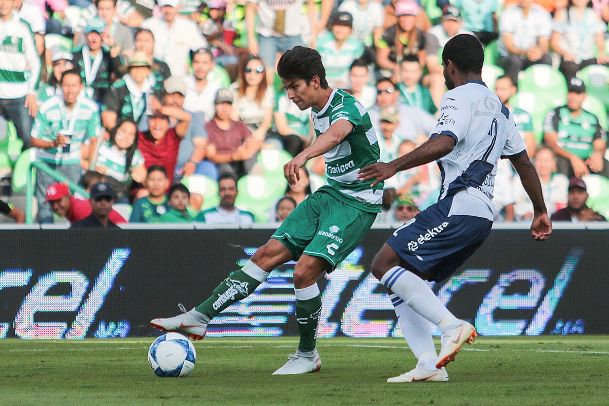 El mediocampista Carlos Orrantia (izquierda) fue el autor del segundo gol de Santos en el segundo tiempo al minuto 51.