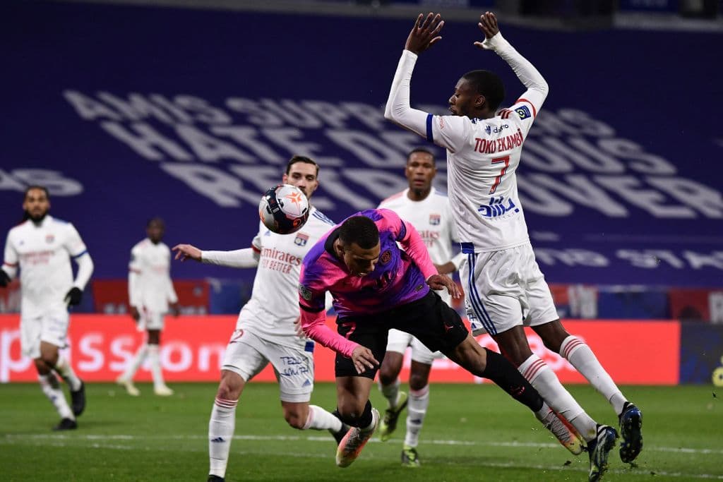 Paris Saint-Germain se impone 4-2 al Olympique y se lleva la victoria y de paso, el liderato en la Ligue 1. Kylian Mbappé anotó doblete, mientras que Angel Di María y Danilo Pereira aportaron un gol, por parte de Lyon, Simani y Cornet anotaro para su equipo, pero no les alcanzó para derrotar a los parisinos.