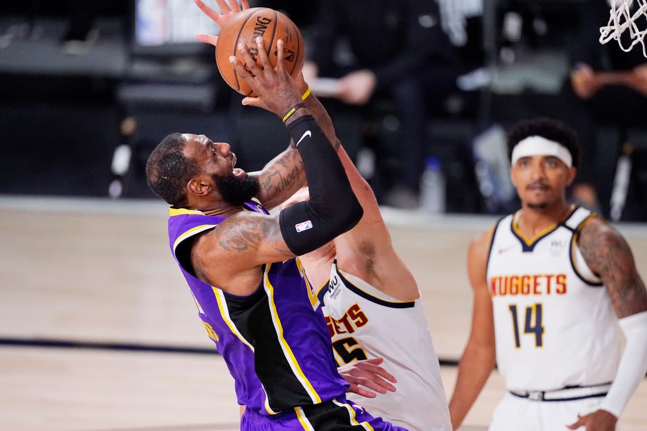 Los Denver Nuggets empataron llegaron a igualar el marcador en el tercer cuarto, pero no fue suficiente. LeBron James anotó 38 puntos y Anthony Davis se mandó con 27; fueron los máximos anotadores del juego.