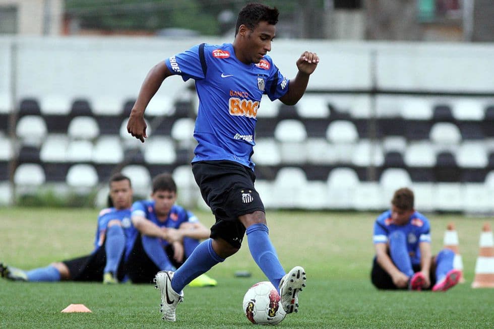 <b>Joshua Arantes do Nascimento</b> es el séptimo hijo de Pelé y aunque la diferencia de edad con su progenitor es superior a los 50 años, fichó en 2013 por el Santos siguiendo los pasos de su padre.