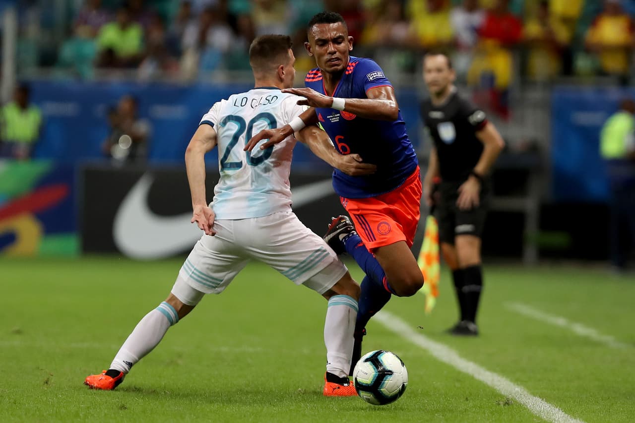 William Tesillo trataba de incorporarse con freecuencia por la banda pero los argentinos mostraban solidez defensiva.