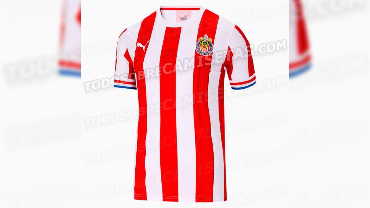 La versión de aficionado luce el cuello redondo y conserva el estilo del jersey de local.