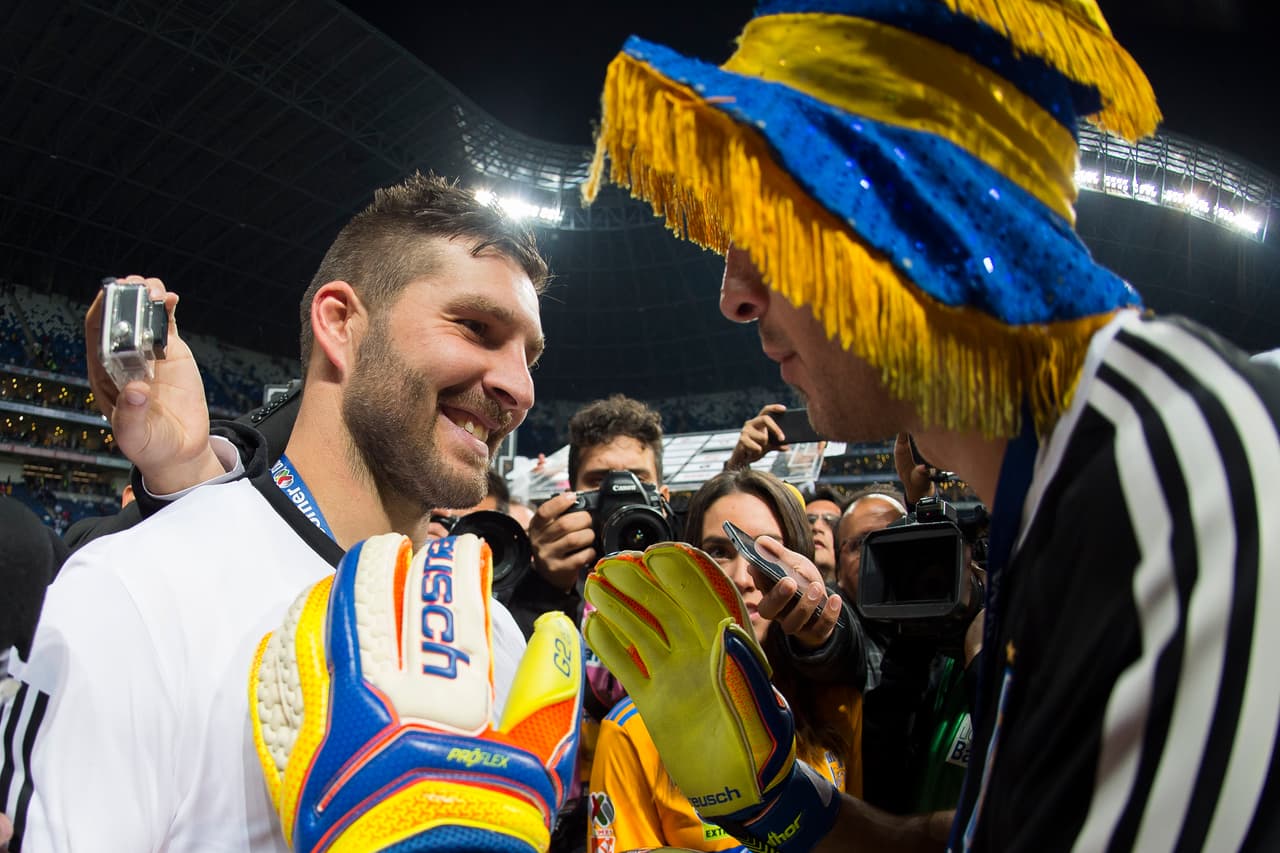 El portero argentino se vistió de manera extravagante durante los festejos de los universitarios. Además, la hizo de maestro de ceremonias en la Macroplaza.