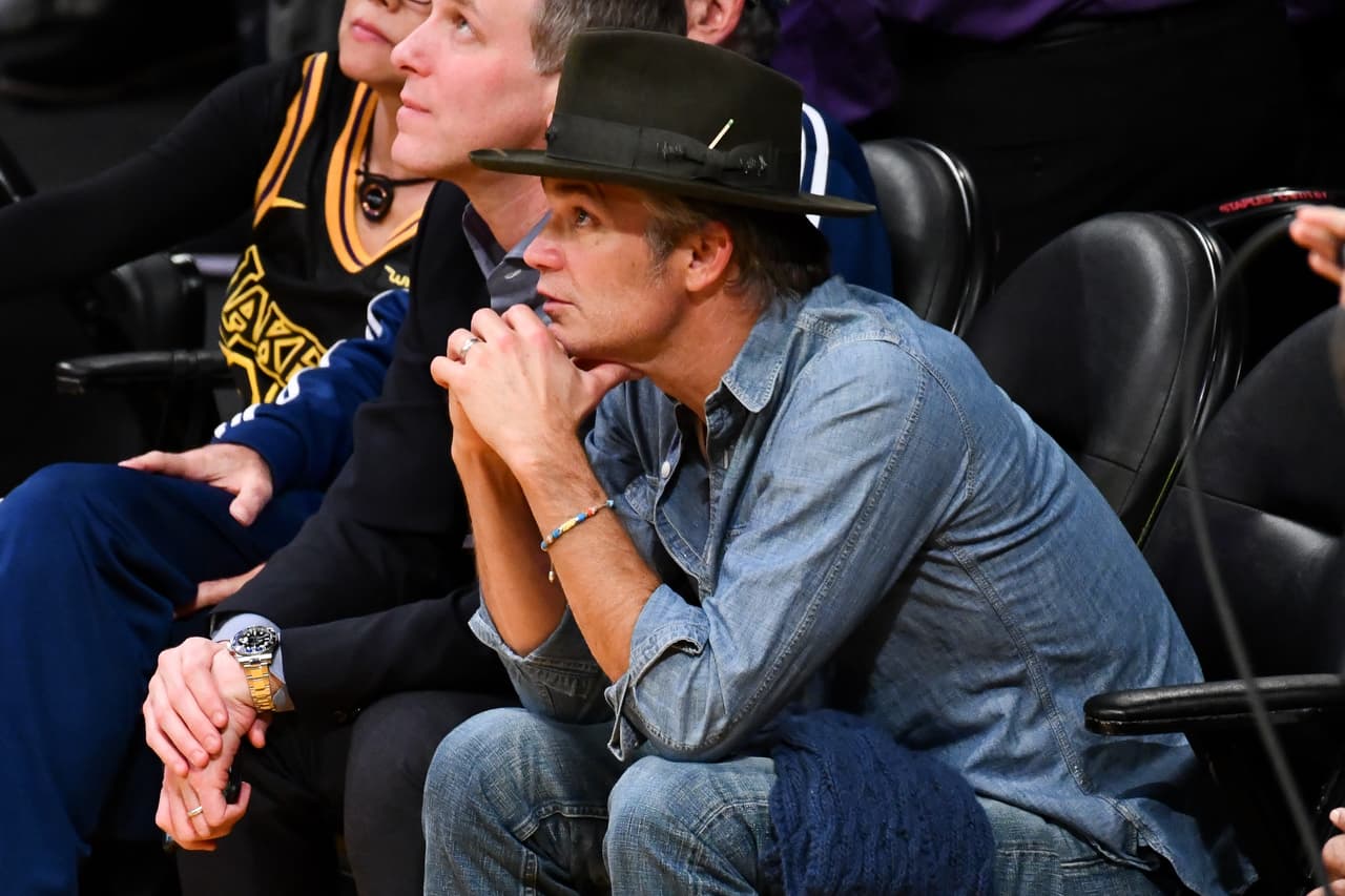 También estuvo el actor Timothy Olyphant viendo el triunfo por 125-119 de los angelinos.