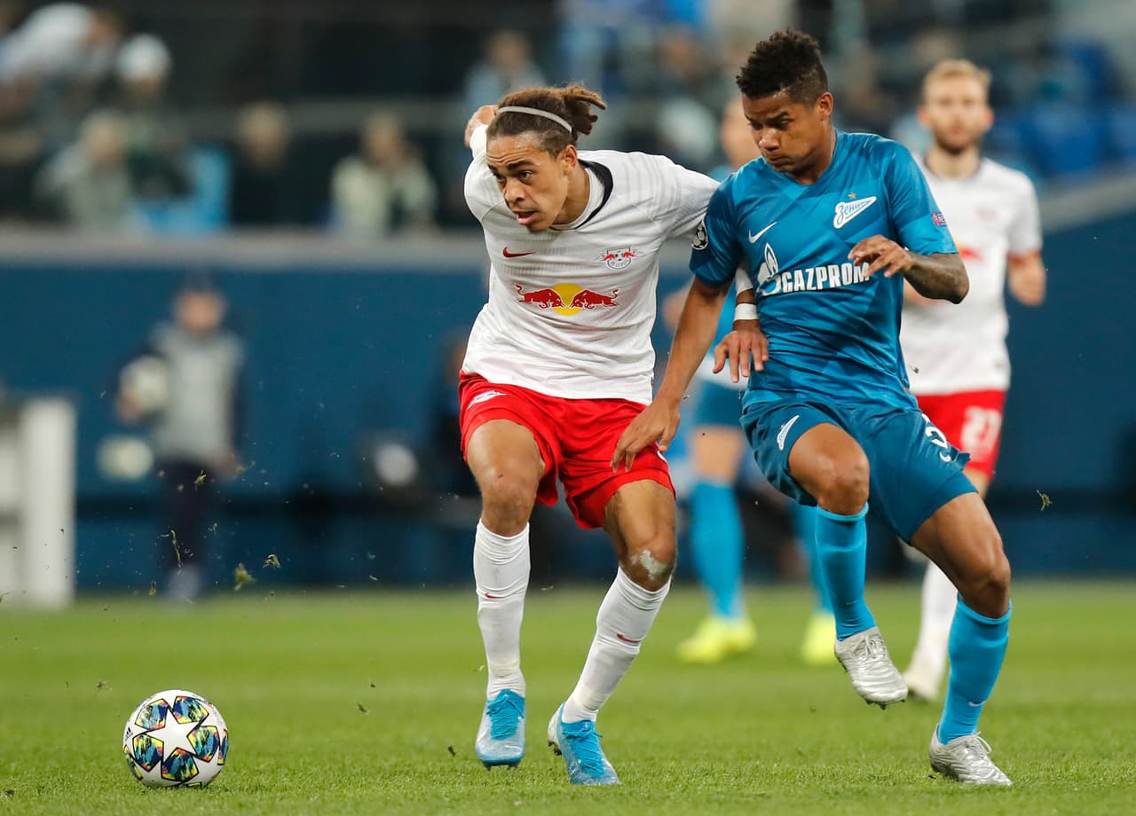 Wilmar Barrios del Zenit va tras el balón contra Yussuf Poulsen.