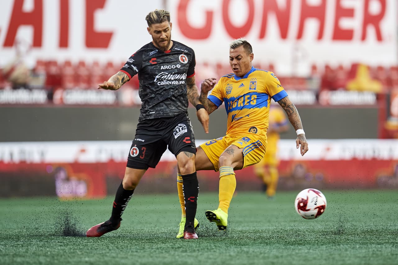El partido se comienza a calentar y ambos equipos comienzan soltar patadas.
