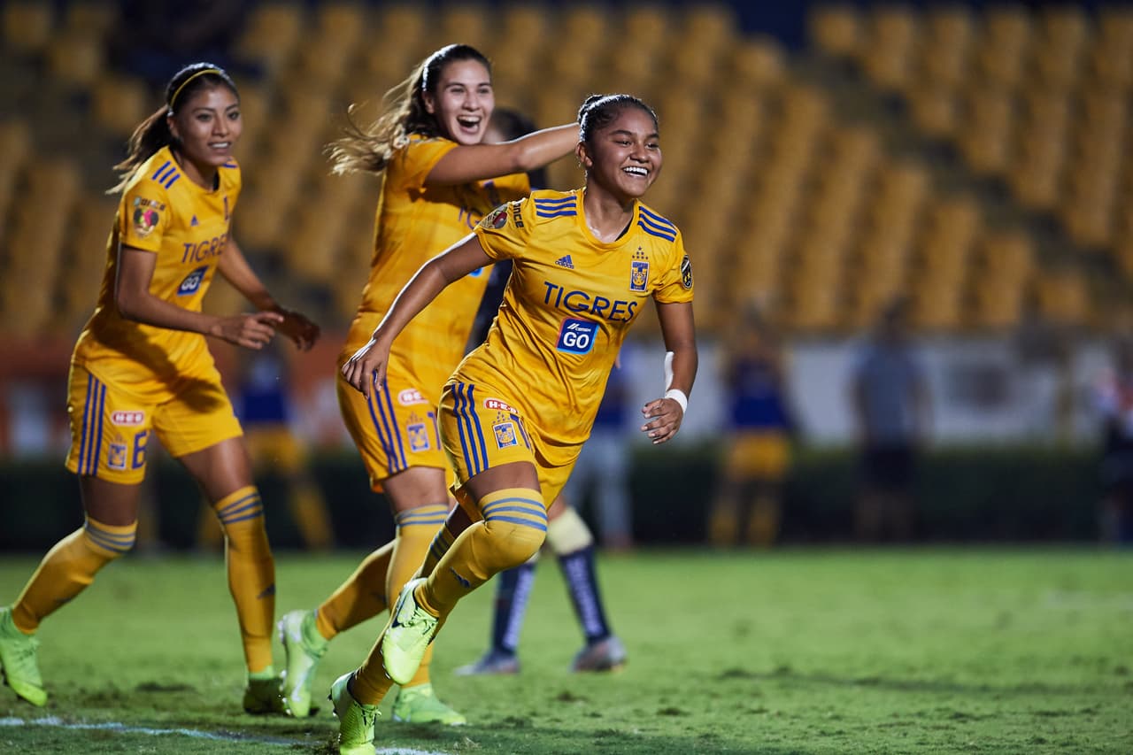 La capitalinas, ya sobre el final, se acercaron con un tiro libre lejano de Daniela Espinosa que puso la pelota en el ángulo inferior derecho de la portera universitaria.