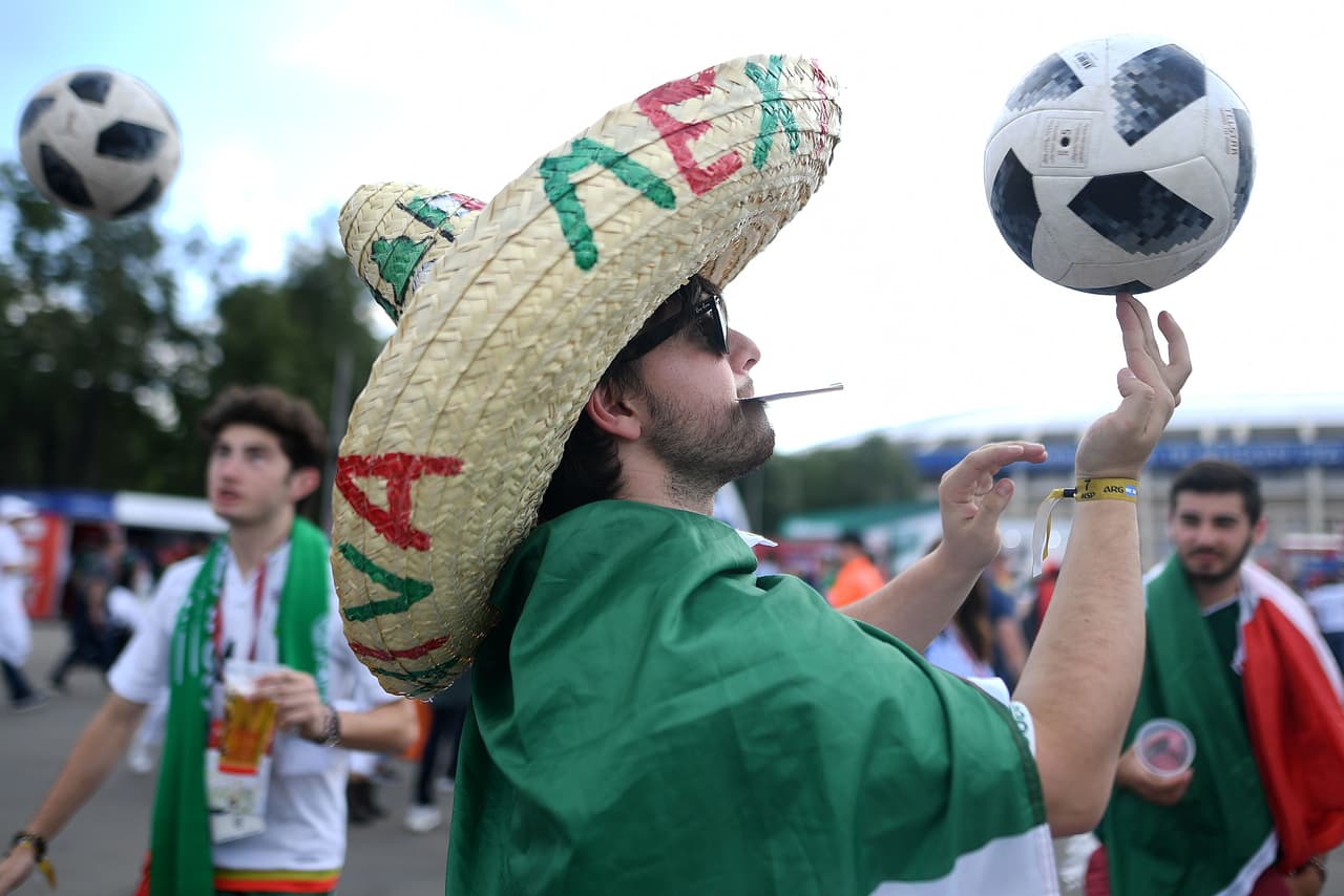 Los fanáticos de México sobresalieron frente a los de Alemania por sus atuendos, que entre sombreros, pinturas y demás, sin duda fueron más llamativos en medio del debut del grupo F del Mundial.