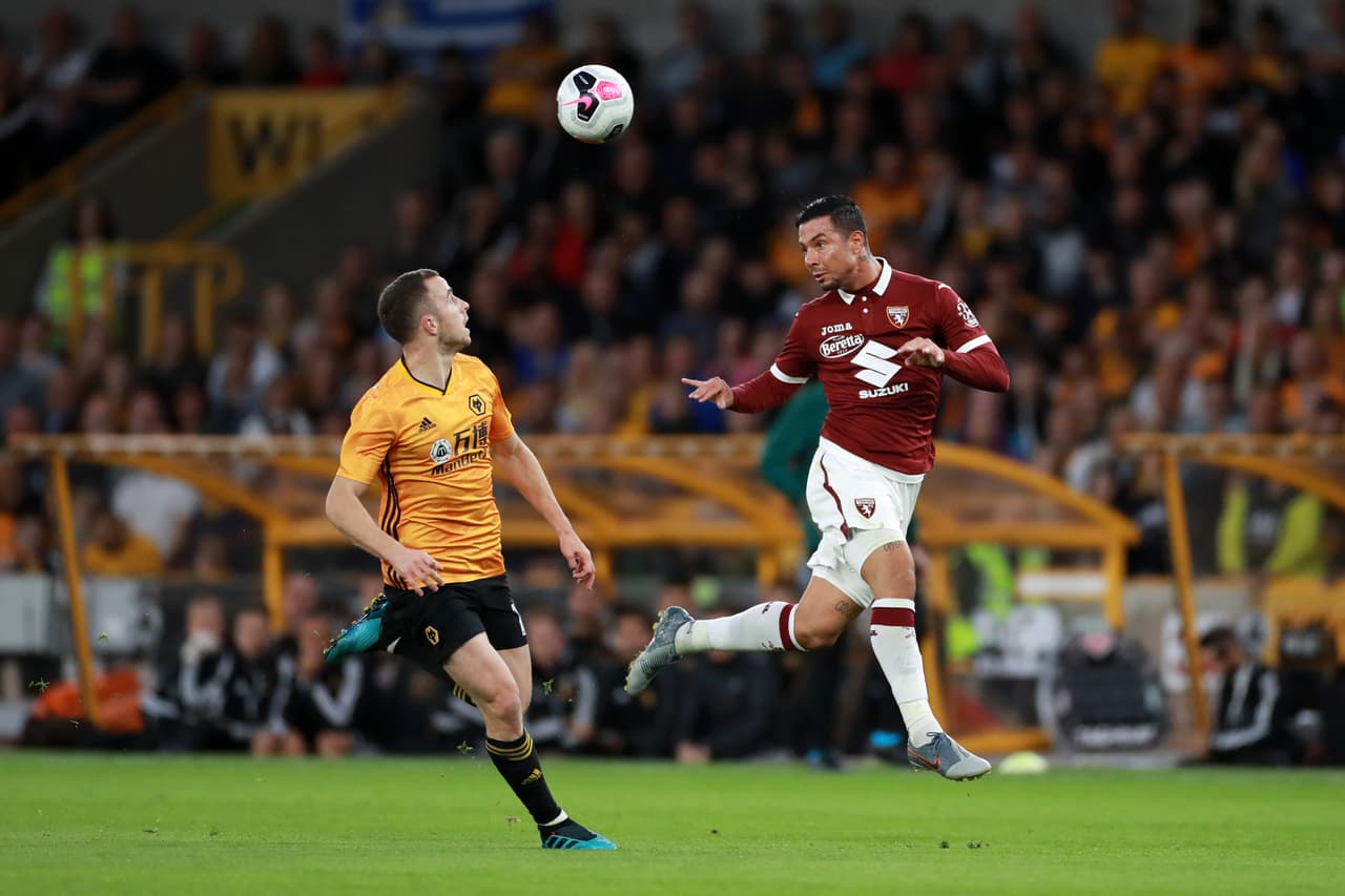 Armando Izzo coneta un cabezaso.