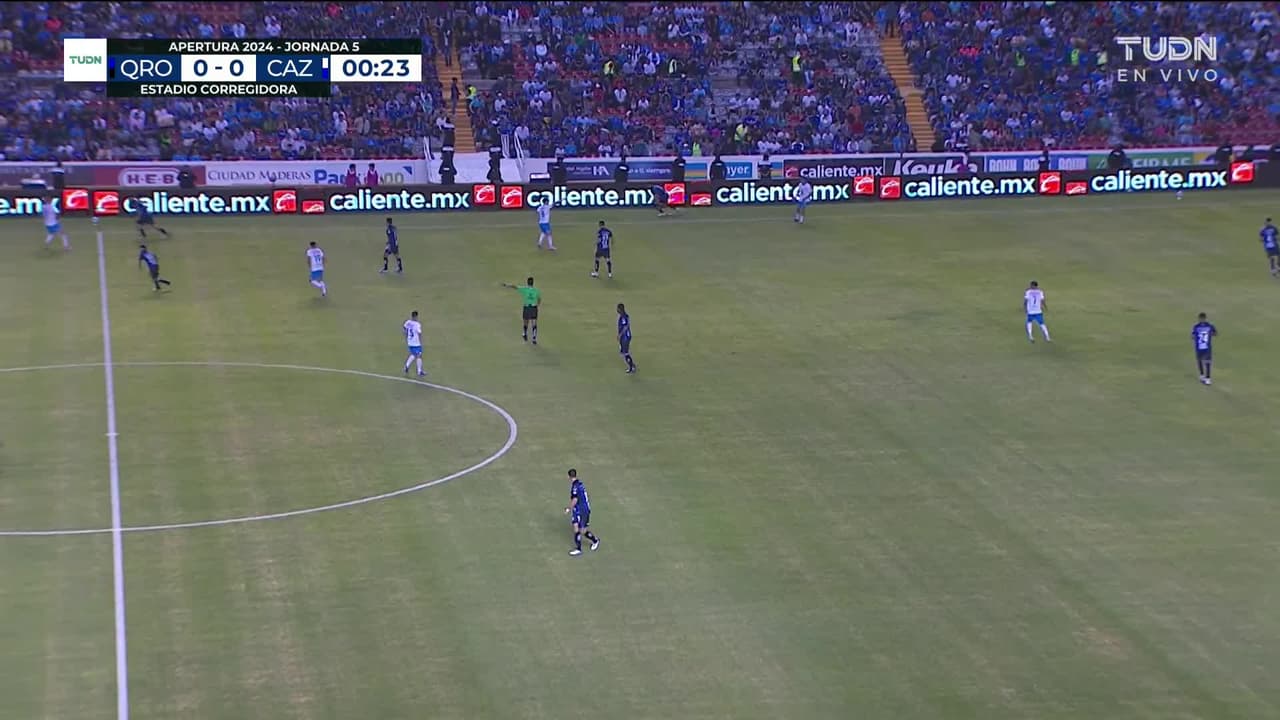 Arranca el partido y la pelota está en juego.