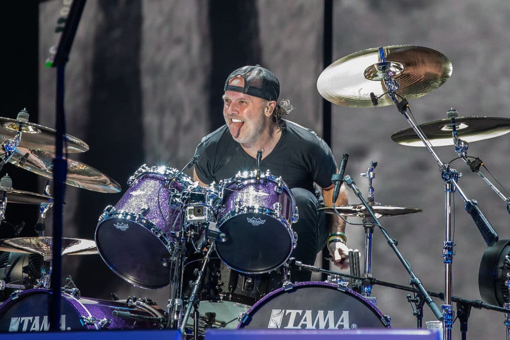 Tras este motivo, la banda de rock decidió grabar un álbum con diversas colaboraciones.